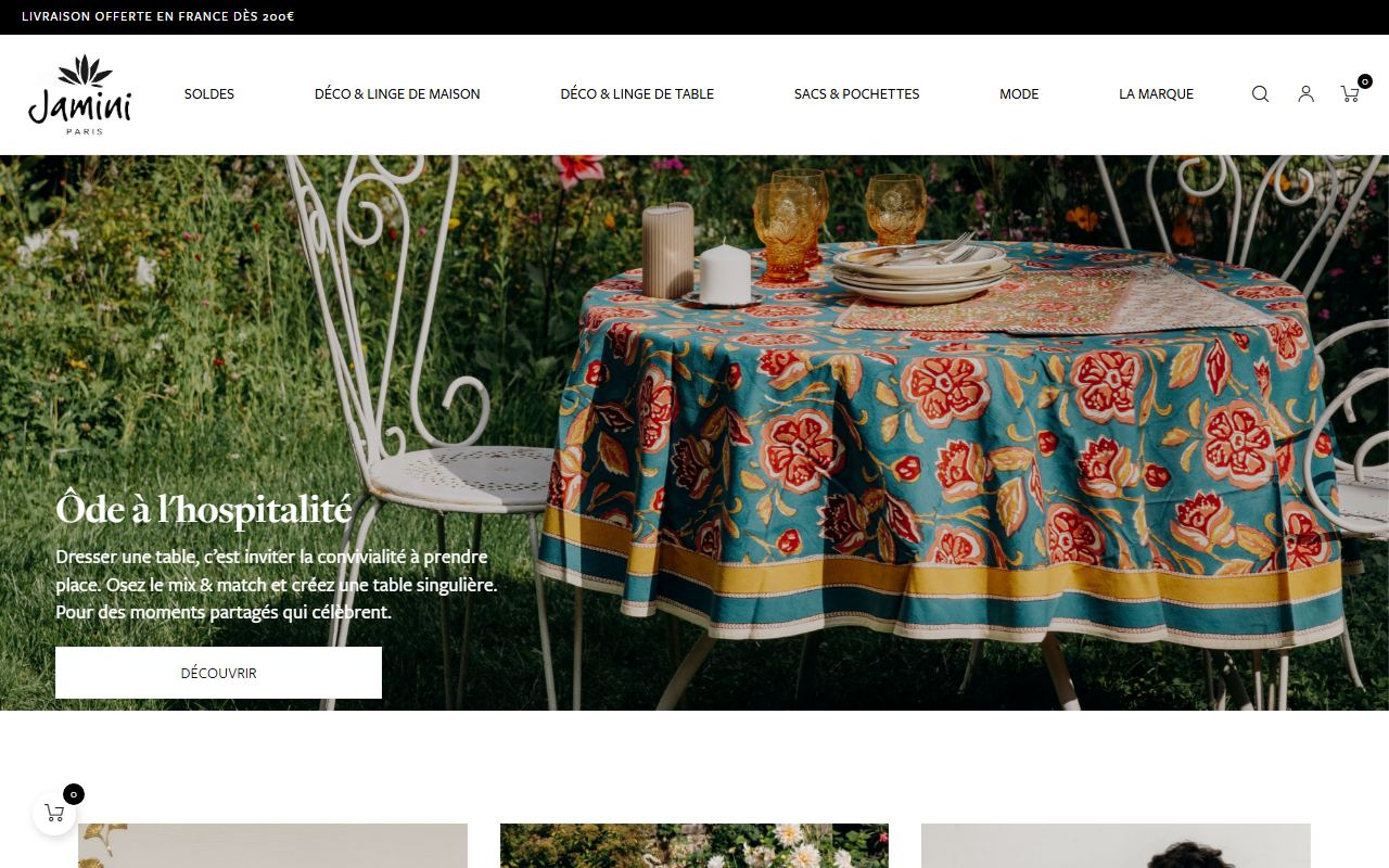 Page d’accueil de Jamini : nappe block print colorée dressée en extérieur, menu déco, linge de maison et mode, livraison offerte dès 200 euros